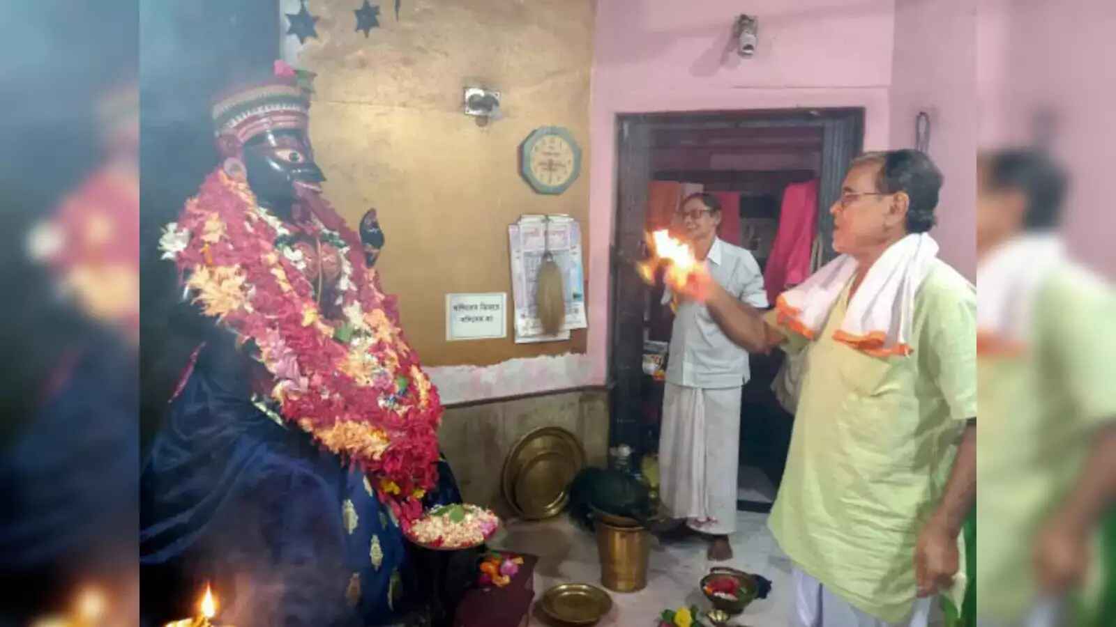 কালীপুজোর দিন অনেকেই উপোস করেন। এই পুজো বেশির ভাগ ক্ষেত্রেই চলে মধ্যরাত পর্যন্ত। ফলে অনেকটা লম্বা সময় না খেয়ে থাকতে হয় ভক্তদের। রাত জেগে পুজোর ধকল, সারা দিন না খাওয়া, ও আরও পারিপার্শ্বিক নানা কারণে পুজো শেষে খিদের চোটে কেউ কেউ বেশি খেয়ে ফেলেন ভাজাভুজি, খিচুড়ি, পোলাও বা ভাত। 