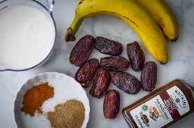 খেজুর, কলা জাতীয় ফল খেয়ে উপোস ভাঙতে পারেন। এই জাতীয় ফল রক্তে শর্করার পরিমাণ বাড়িয়ে শক্তি জোগায়। 