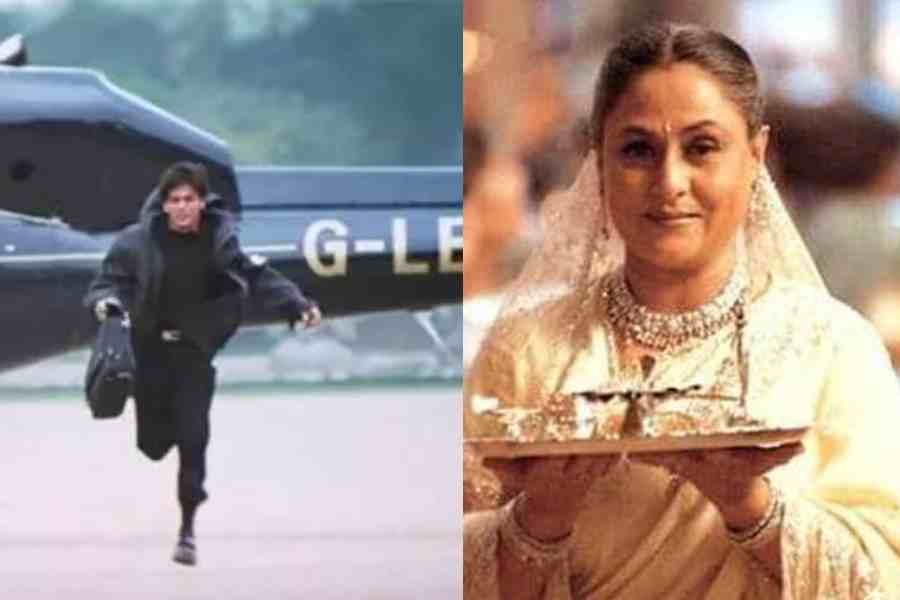 কভি খুশি কভি গম- হেলিকপ্টারের আওয়াজ, বাদশার ছুটে আসা আর জয়া বচ্চনের চোখে বহু বছর পর ছেলেকে দেখার প্রতীক্ষা- শাহরুখ খান এবং বচ্চনকে ঘিরে তখন এক ভিন্ন জগৎ! অন্য দিকে দীপাবলির উদযাপনে মেতে সকলে। মুক্তির দুই দশক পেরিয়ে আজও একই মাদকতা রয়েছে ছবিটিতে। করণ জোহরের চোখে দীপাবলি এবং বলিউডের এই মেলবন্ধন কখনওই ভোলা যায় না।