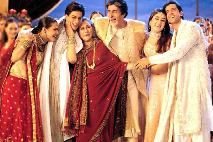 বোলে চুড়িয়াঁ: ‘কভি খুশি কভি গম’ ছবিটি দেখেননি, এমন সিনেপ্রেমীর সংখ্যা খুব বেশি নয়। বিশেষ করে এ ছবির আইকনিক ‘বোলে চুড়িয়াঁ’ গানটি যেন কখনওই পুরনো হবে না। যে কোনও অনুষ্ঠানের প্লে-লিস্টে থাকবেই! ফারাহ খানের কোরিওগ্রাফির সঙ্গে একঝাঁক তাবড় সঙ্গীতশিল্পীর কণ্ঠের জাদু! গান জনপ্রিয় না হয়ে যায় নাকি!