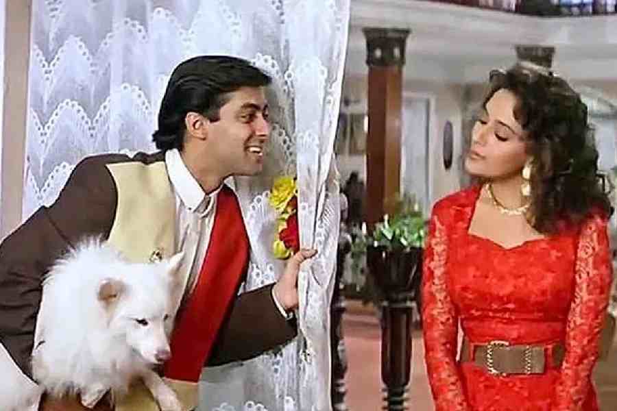 হম আপকে হ্যায় কৌন- দীপাবলি আর এই ছবির জনপ্রিয় ‘ধিকতানা ধিকতানা’ গান! দু’য়ের মেলবন্ধন কিন্তু আজও মনে রেখেছে দর্শক। ১৯৯৪ সালে মুক্তি পেয়েছিল এই ছবি। একটি দৃশ্যে দেখানো হয় পরিবারের সকলে মিলে আলোর উৎসবে মেতে উঠেছেন এবং নেপথ্যে চলছে ‘ধিকতানা’ গানটি। 