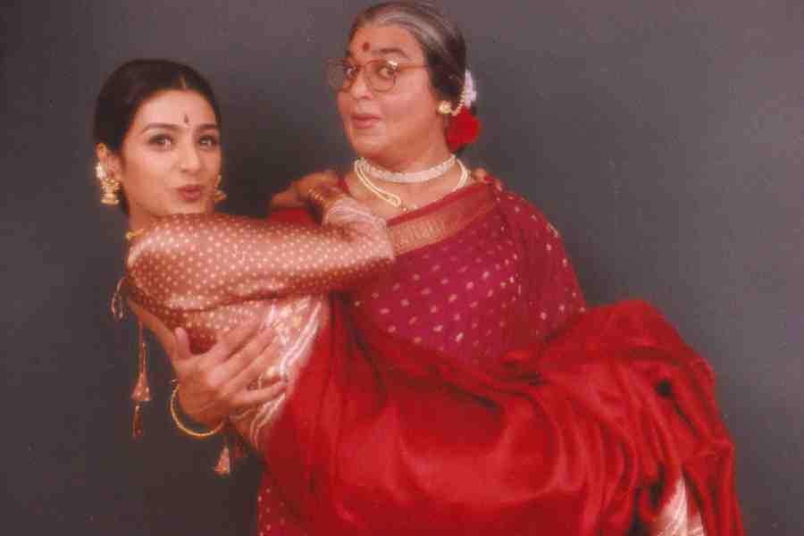 চাচি ৪২০- এই ছবিতে কমল হাসানের চরিত্রটি স্মরণীয় হয়ে থাকবে দর্শকদের কাছে। ছবির একটি দৃশ্যে দেখানো হয় কমল হাসান ‘ভারতী’ অর্থাৎ ফতিমা সানা শেখকে বাঁচাচ্ছেন দীপাবলির বাজির হাত থেকে। এই প্রতিবেদনটি ‘আনন্দ উৎসব’ ফিচারের একটি অংশ।