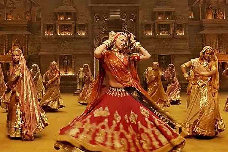 ঘুমর: উৎসবের সঙ্গে সংস্কৃতির মেলবন্ধন পেতে চান? ‘পদ্মাবত’ ছবির ‘ঘুমর’ গানটি কিন্তু যথোপযুক্ত! শ্রেয়া ঘোষালের সুরেলা কণ্ঠের সঙ্গে দীপিকা পাড়ুকোনের অনবদ্য নাচ। সঙ্গে সঞ্জয় লীলা ভন্সালীর জাদু! সব কিছুই যেন অতুলনীয়।