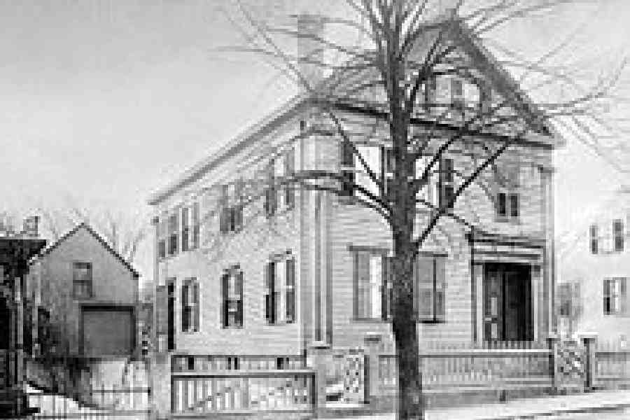 সন্দেহের তির গিয়ে পড়ে অ্যান্ড্রুর প্রথম পক্ষের সন্তান লিজির দিকে। তিনিই নাকি বাবা এবং সৎমাকে হত্যা করেছেন! যদিও প্রমাণের অভাবে শেষ পর্যন্ত লিজি মুক্তি পেয়ে যান।