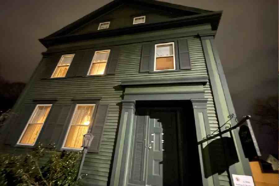 ক্রমে ক্রমে তার পরে ১০০ বছরেরও বেশি সময় কেটে গিয়েছে। কিন্তু এই বাড়িতে নাকি আজও বোর্ডেন দম্পতির আত্মা ঘুরে বেড়ান। যাঁরাই এখানে রাত্রিবাস করেন, তাঁরাই নাকি টের পান তাঁদের অস্তিত্ব। তবে কখনও কারও ক্ষতি হয়েছে বলে শোনা যায়নি।