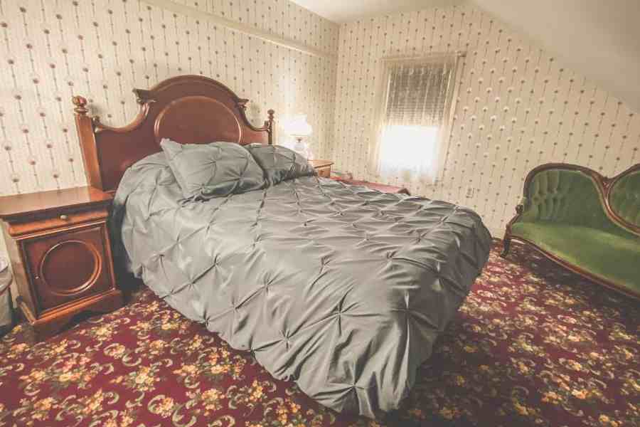 সময় বদলেছে। এখন এই বাড়ির ভূতের গল্পই মানুষের আকর্ষণের কেন্দ্রে। ফলে এটি হয়ে উঠেছে ভূত দেখার জায়গা। বেড অ্যান্ড ব্রেকফাস্ট হিসাবে এই বাড়ি ভাড়াও দেওয়া হয়। ভাড়ার টাকার অঙ্কও বেশ মোটা। কোনও পর্যটক এসে সারা রাত ভূতেদের সঙ্গে কাটাতে পারেন। আর সকালে তাদের সঙ্গেই জলখাবার সেরে নিতে পারেন।