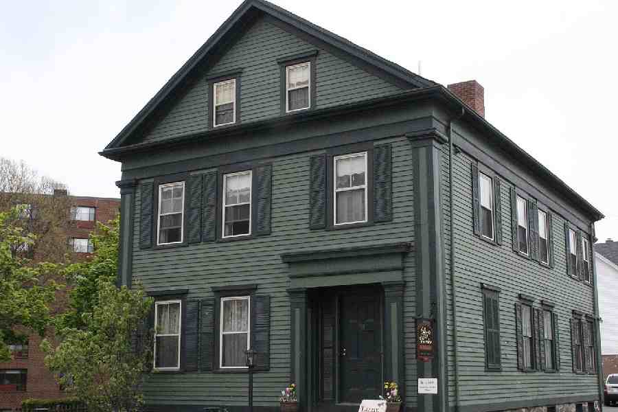 খুঁজে দেখলে প্রত্যেকের জীবনেই কিন্তু এমন কেউ না কেউ আছেন, যাঁদের বাড়ির সঙ্গে জুড়ে আছে ভূতের নানা গল্প বা ভুতুড়ে অভিজ্ঞতার সুযোগ। কী ভাবছেন? এই ভূত চতুর্দশী থেকেই নতুন কোনও ব্যবসা শুরু করবেন? পড়ে থাকা ভূতের বাড়ি আপনার ব্যবহারের অপেক্ষায়। এই প্রতিবেদনটি ‘আনন্দ উৎসব’ ফিচারের একটি অংশ।