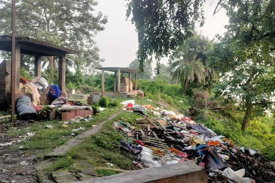 শ্মশান চত্বরে পড়ে রয়েছে একাধিক আসবাব।