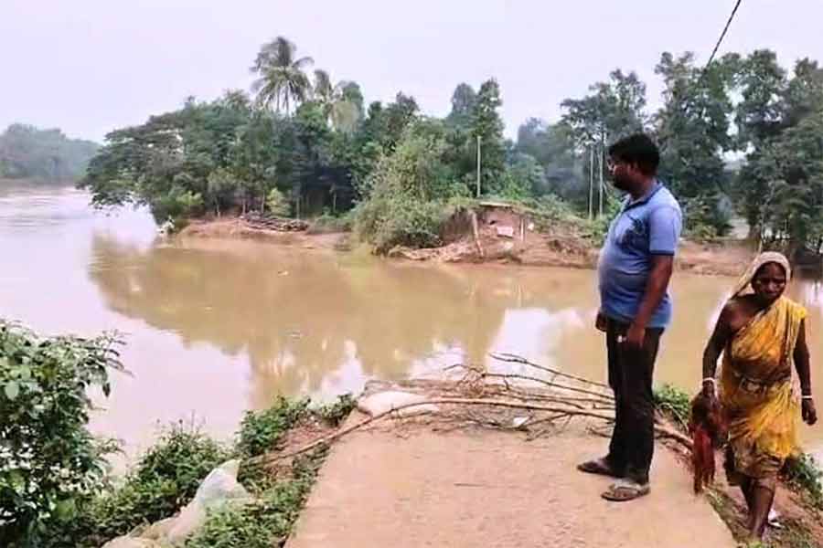 জলমগ্ন খানাকুল-২ ব্লকের ধান্যগড়ি পঞ্চায়েতের কাকনান গ্রাম।