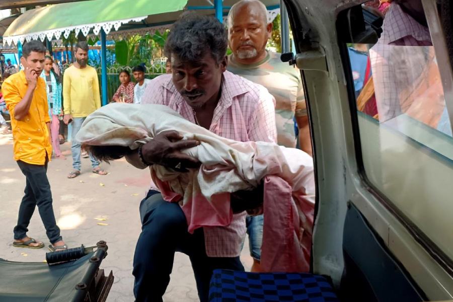 বালকের মৃতদেহ নিয়ে পরিবারের এক সদস্য। ছবি: স্বরূপ সরকার