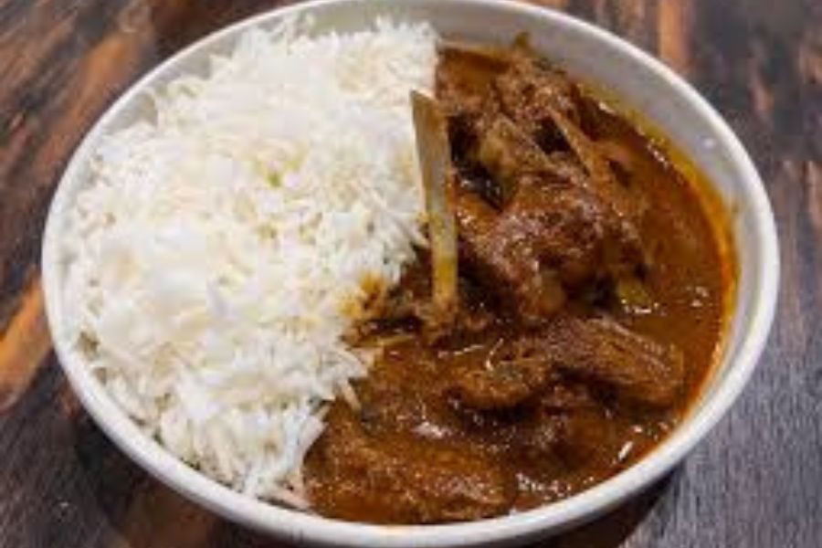 বাঙালি বাড়িতে রবিবারের দুপুর মানেই সরু চালের গরম ভাত এবং পাঁঠার মাংস। 