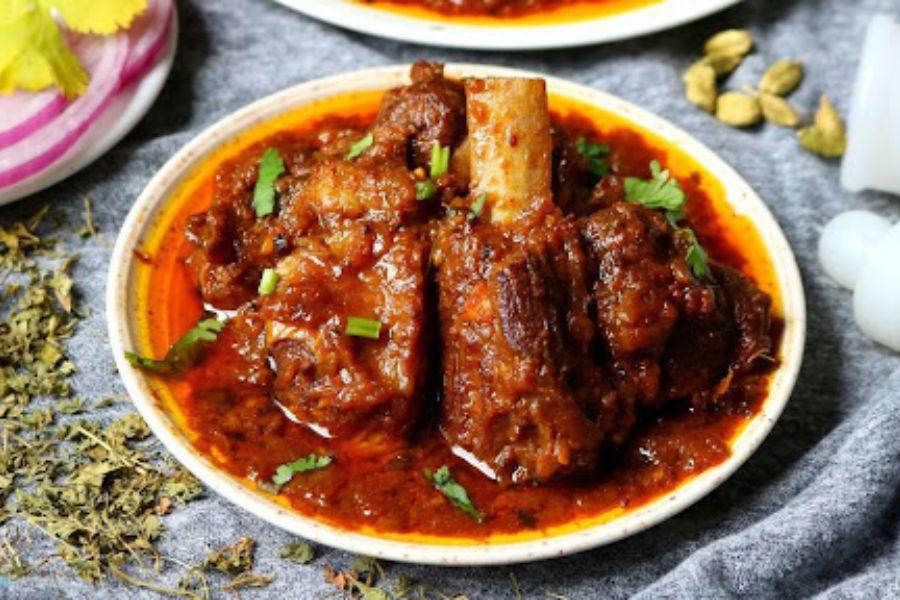 একটু মটন হলেই যেন এখন বাঙালির কাছে স্বর্গ। তা সে এক কোপে কাটা হোক কি আড়াই পোচে। 