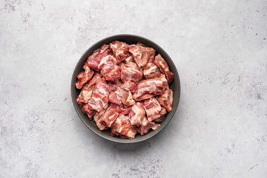 সেই মাংসকে বলা হত ‘বৃথা মাংস’। কিন্তু ভোজনরসিক বাঙালির পাঁঠার মাংস খাওয়ার চাহিদা বাড়ার সঙ্গে সঙ্গে দু’টি সমস্যা দেখা দিল। 