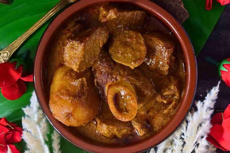 কালী মূর্তিকে সাক্ষী রেখেই বিক্রি হতে লাগল প্রসাদী মাংস। কখনও মাংসের দোকানেই মূর্তি প্রতিষ্ঠা করে দেবীর পুজো হত। 