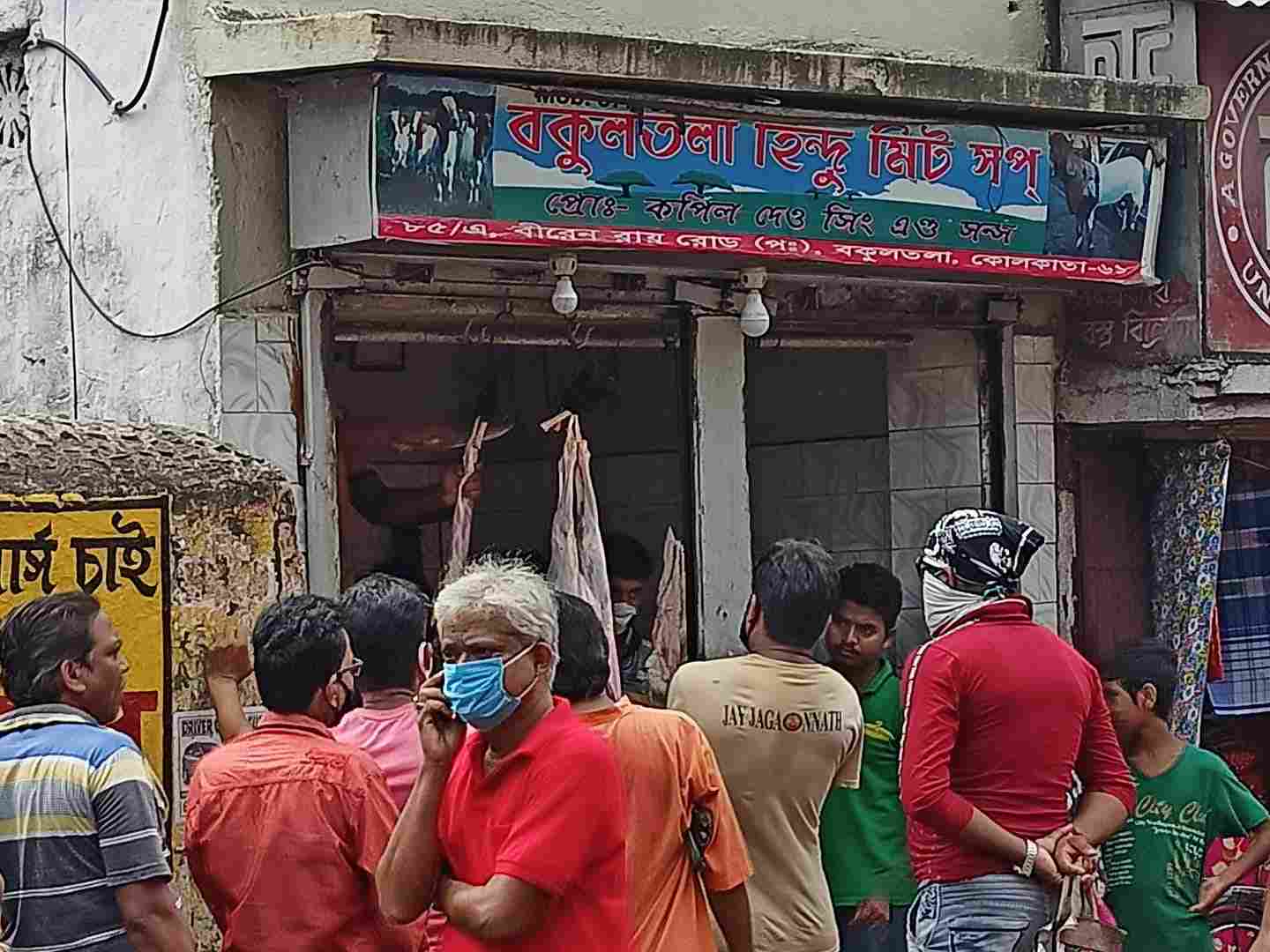 বকুলতলা হিন্দু মীট শপ। ঠিকানা: ৮৫/এ, বীরেন রায় রোড (পশ্চিম), বকুলতলা। এই প্রতিবেদনটি ‘আনন্দ উৎসব’ ফিচারের একটি অংশ।