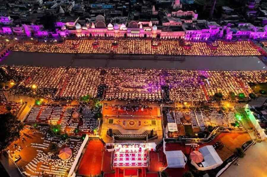 সূত্রের খবর, এ বছর দীপাবলি উদযাপনে শ্রীরামের জন্মভূমি ক্ষেত্র অযোধ্যা, মন্দির চত্বরে চাইনিজ লাইট-সহ যে কোনও চিনা সামগ্রীর ব্যবহার নিষিদ্ধ করা হয়েছে।