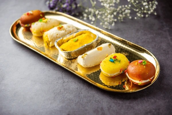 সব মিলিয়ে কয়েকটি মিষ্টি আছে তালিকায়, যা ধনতেরসের দিনে বানানো শুভ বলেই মনে করা হয়। জেনে নিন, সেগুলি কী কী।