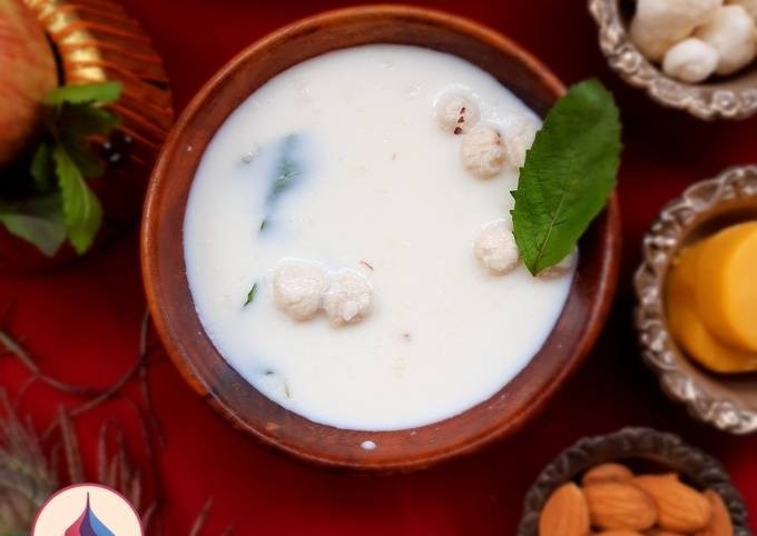 পঞ্চামৃত:  দুধ, দই, ঘি, মধু, চিনি– এই পাঁচ রকমের জিনিস দিয়ে তৈরি হয় পঞ্চামৃত। এই ৫টি জিনিসের রয়েছে নিজস্ব তাৎপর্য। যেমন  ঘি হল শক্তির প্রতীক, মধু ঐক্যের, দুধ বিশুদ্ধতা এবং ধার্মিকতার, চিনি সুখের, এবং দই সমৃদ্ধির প্রতীক। 