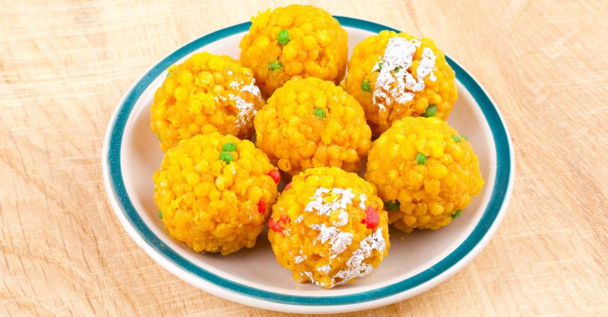 লাড্ডু: ধনতেরসের লক্ষ্মীপুজোয় লক্ষ্মীর সঙ্গে গণেশেরও পুজো হয়। লাড্ডু যেহেতু গণেশের প্রিয় মিষ্টি, তাই তা বানিয়েও পুজোয় দিতে পারেন। এতে লক্ষ্মী-গণেশের বিশেষ আশীর্বাদ মেলে। 