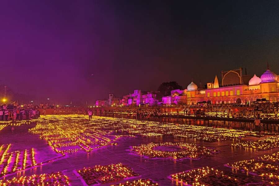 প্রতি বছর অযোধ্যার 'দীপোৎসব' অনুষ্ঠানটি অত্যন্ত জনপ্রিয় হয়ে ওঠে। সেই অনুষ্ঠানের প্রথম দিনে প্রতি বারের মতো এ বছরও ২৫ লক্ষ মাটির প্রদীপ জ্বালিয়ে এক নতুন বিশ্ব রেকর্ড করার প্রস্তুতি নিচ্ছে রামলালা ট্রাস্ট।  