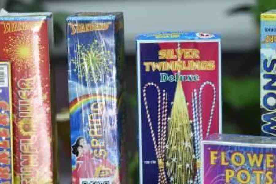 এমনকি এই বাজি ফাটানোর সময়েও যে শব্দ উৎপন্ন হয়, তার মাত্রা ১১০ থেকে ১২৫ ডেসিবেলের বেশি নয়। সুরক্ষার এই দিকটি বিবেচনা করেই বহু মানুষ এখন বেছে নিচ্ছেন সবুজ বাজি। 