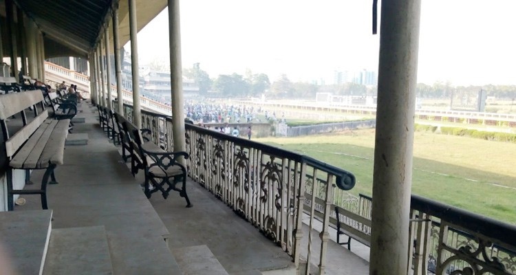 কলকাতা রেসকোর্স: রেসকোর্স  বা রয়্যাল ক্যালকাটা টার্ফ ক্লাব নামের এই জায়গাটি নিয়েও আছে বহু গা ছমছমে গল্প। কথিত, জর্জ উইলিয়ামস নামে এক ব্যক্তি এই রেসকোর্সে একদা চ্যাম্পিয়ন ছিলেন। বৃদ্ধ বয়সে তাঁকে এই রেসকোর্সেই মৃত অবস্থায় পাওয়া যায়। মানুষের বিশ্বাস, এখনও পূর্ণিমা রাতে সাদা ঘোড়ার সঙ্গে তাঁকে রেস ট্র্যাকেই দেখা যায়। 