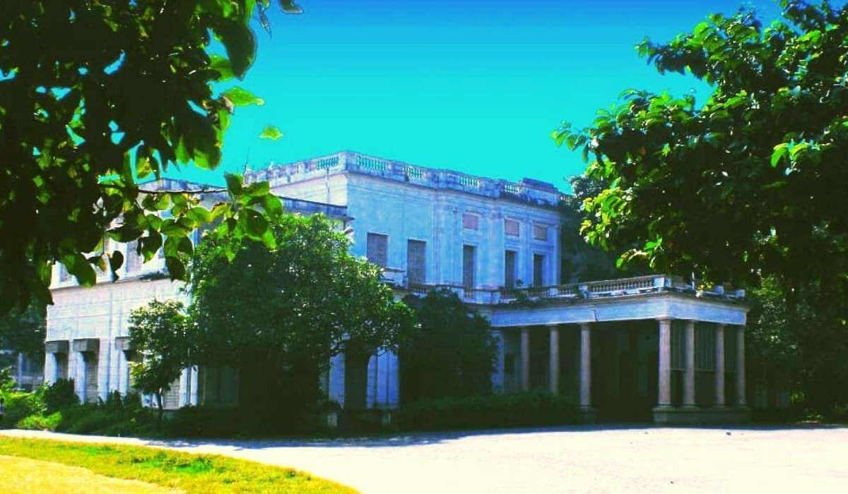 হেস্টিংসের বাড়ি: ব্রিটিশ ভারতে ওয়ারেন হেস্টিংসের স্মৃতি বিজড়িত এই বাড়িটি বর্তমানে কলকাতা বিশ্ববিদ্যালয়ের অধীনে এক মহিলা কলেজ হিসাবে ব্যবহৃত হয়। এখানকার পড়ুয়াদের অনেকেরই দাবি, বহু সময়ে তাঁরা এক অজানা ব্যক্তিকে ঘোড়ায় চড়ে যেতে দেখেছেন। অনেকে বলেন, এই বাড়ির ভিতর তাঁর পায়ের শব্দও শুনতে পেয়েছেন তাঁরা। 