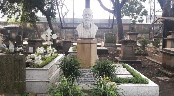 লোয়ার সার্কুলার রোড কবরস্থান: ভয় পাওয়ার জন্য এমনিতে 'কবরস্থান' শব্দটিই যথেষ্ট। লোয়ার সার্কুলার রোড কবরস্থান এমন একটি ভূতুড়ে জায়গা, যেটি বহু অলৌকিক ঘটনার সাক্ষী। লোকে বলে, ব্রিটিশ যুগের এক সিভিল সার্ভেন্ট, স্যার উইলিয়াম হে ম্যাকনাগটেনকে যুদ্ধের সময়ে নির্মম ভাবে হত্যা করা হয়েছিল এবং তিনি এই কবর স্থানেই শায়িত।  মনে করা হয়, তাঁর আত্মা আজও এই কবর স্থানেই ঘুরে বেড়ায়।  