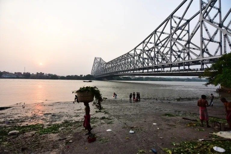 গঙ্গার ঘাট: কলকাতা মল্লিকঘাট ফুলবাজারের কাছে হাওড়া ব্রিজের নীচেই রয়েছে গঙ্গার একটি ঘাট, ভূতুড়ে ঘটনার জন্য যেটি রীতিমতো কুখ্যাত। অনেকে এখানে গঙ্গার মধ্যে থেকে একটি হাত বেরিয়ে থাকতে দেখা যায় বলে দাবি করেন। অনেকে মনে করেন, যাঁরা আত্মহত্যা করেন বা নদীতে ডুবে প্রাণ হারান, তাঁদের আত্মা এখানে ঘুরে বেড়ায়।  