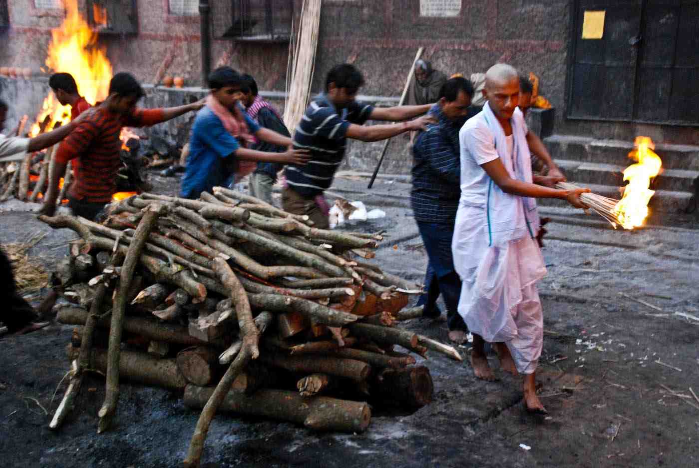 নিমতলা  মহাশ্মশান: কলকাতার প্রাচীন মহাশ্মশানগুলির মধ্যে এটি অন্যতম। এখানে বিভিন্ন অলৌকিক ঘটনা প্রতিনিয়তই ঘটে চলে। 