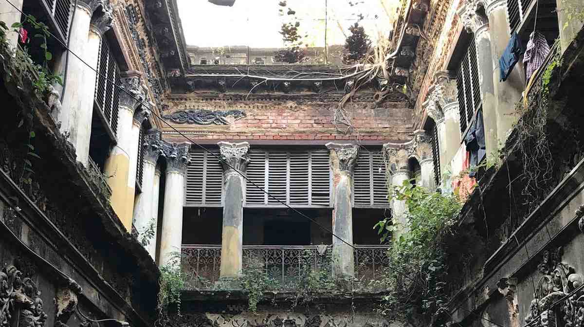 পুতুল বাড়ি: এই বাড়ি নিয়েও বহু জল্পনা আছে। অনেকের মতে, এই পরিত্যক্ত বাড়িটি নাকি ভূতুড়ে।  কিছু লোক এখানে নীচের তলায় বসবাস করেন। উপরের সিঁড়িগুলি আর ব্যবহার হয় না। উপরতলার অনেক ঘরও তালাবন্ধ থাকে। কথিত, বৃটিশ যুগে বাংলার জমিদারদের হাতে অপহরণ, ধর্ষণ ও হত্যা-সহ বহু নারী-নির্যাতনের সাক্ষী ছিল এই বাড়িটি। সেই সব মৃত মহিলাদের শোকাহত আত্মারা নাকি এই বাড়িতে এখনও ঘুরে বেড়ায়। 