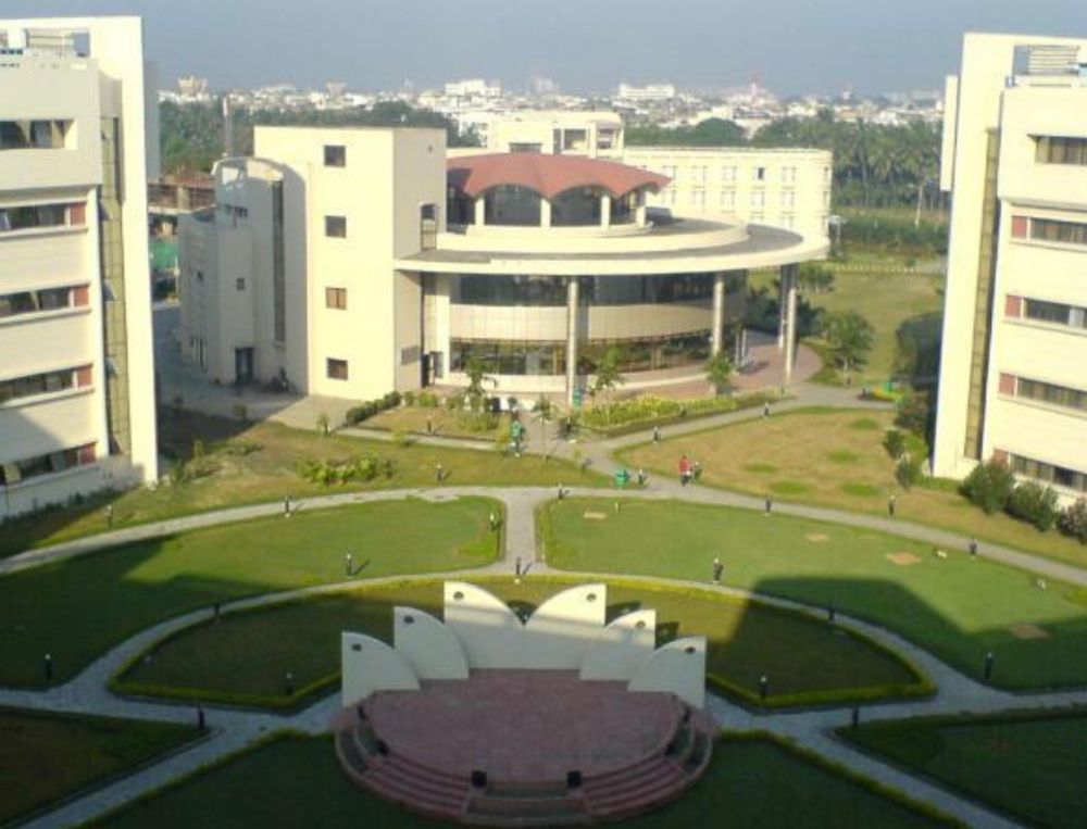 উইপ্রো অফিস, সল্টলেক সেক্টর ফাইভ: বিশ্ববিখ্যাত এই সংস্থার কলকাতা অফিসটিরও ভূতুড়ে হিসেবে বেশ দুর্নাম। মনে করা হয়, এই অফিসটি একটি কবর স্থানের ওপর নির্মাণ করা হয়েছিল। রাতের শিফটের বহু কর্মী বিভিন্ন সময়ে অশরীরীর উপস্থিতির আভাস পেয়েছেন বলে দাবি অনেকেরই। 