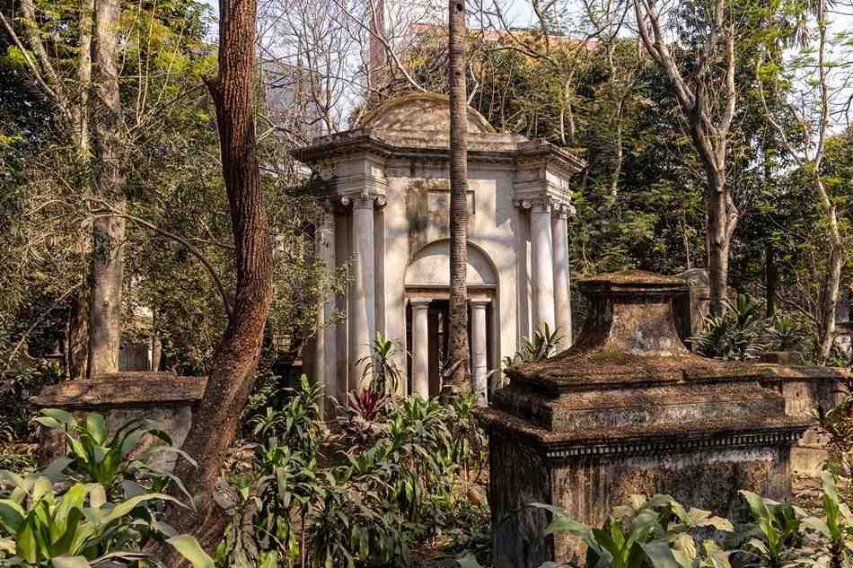 পার্ক স্ট্রিট কবরস্থান: এই কবরস্থানটি নিয়েও অজস্র ভৌতিক কাহিনি। ব্রিটিশশাসিত ভারতে কলকাতার প্রাচীনতম কবরস্থান এটি। এখানে বিভিন্ন বড় বড় পদাধিকারী ব্রিটিশ সাহেবদের সমাধি আছে। ১৭৬৭ সালে নির্মিত এই কবরস্থানটিতে বিভিন্ন অলৌকিক কার্যকলাপ একে ভূতুড়ে তকমা দিয়েছে।  যেমন, আচমকা ক্যামেরার কাজ করা বন্ধ হয়ে যাওয়া, হঠাৎ অসুস্থ বোধ করা, ছায়া দেখতে পাওয়া ইত্যাদি।
