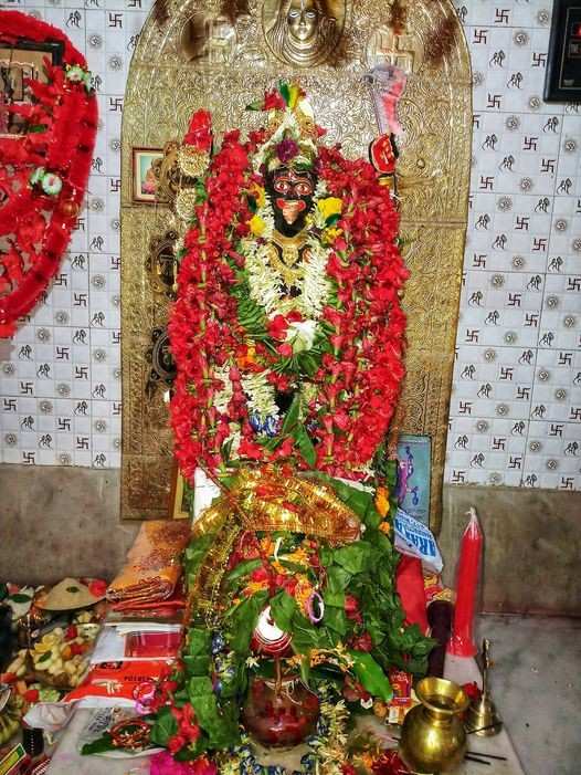  বহু যুগ আগে ডাকাতেরা মা কালীর পুজো করেই তবেই বেরোত। বলতে গেলে ডাকাতদের একমাত্র অধিষ্ঠাত্রী দেবী ছিলেন মা কালী। এমনই এক ডাকাত কালী আছেন হুগলি জেলার পাণ্ডুয়ার শিমলাগড়ে।