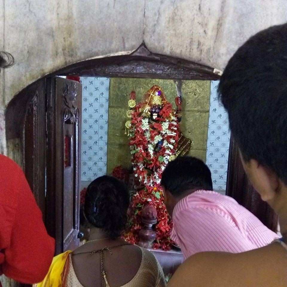 কথিত, আনুমানিক ৫০০ বছরের পুরনো এই শিমলাগড়ের মা কালী। বর্তমানে যেখানে এই পুজো করা হয়, সেই জায়গাটি আগে ঘন জঙ্গল ও জলাভূমিতে পূর্ণ ছিল। এখানেই ছিল এক শ্মশানও। 