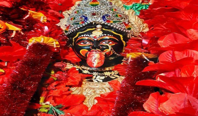 সেই সময়ে মানুষ ওই অঞ্চলে যেতে ভয় পেত।  লোকমুখে শোনা যায়, এক কাপালিকের তালপাতার ছাউনি দেওয়া এক ঘর ছিল সেখানে। পঞ্চমুণ্ডির আসনে বসে মা কালীর সাধনা করতেন তিনি।  