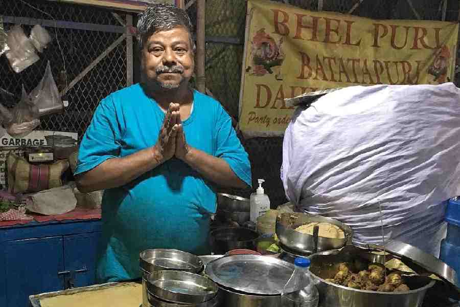 প্রতিনিয়ত ফুচকা নিয়ে পরীক্ষানিরীক্ষা তো বেড়েই চলেছে। কিন্তু জানেন কি কলকাতায় প্রথম ফিউশন ফুচকার জন্মদাতা কে? আলুর দম ফুচকা, চকোলেট ফুচকা থেকে শুরু করে চিকেন, মটন এমনকি পিৎজা ফুচকারও কারিগর দিলীপদা।   