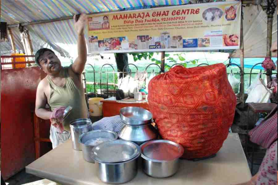 আনারদানা ফুচকা, ফ্রুট জুস ফুচকা, চিকেন ফুচকা, মটন ফুচকা, প্রন ফুচকা, ইলিশ ফুচকা, চিংড়ি মালাই ফুচকা, বাটারস্কচ ফুচকা… লিখে সব শেষ করা যাবে না। নিজের চোখেই দেখে নিন বরং।