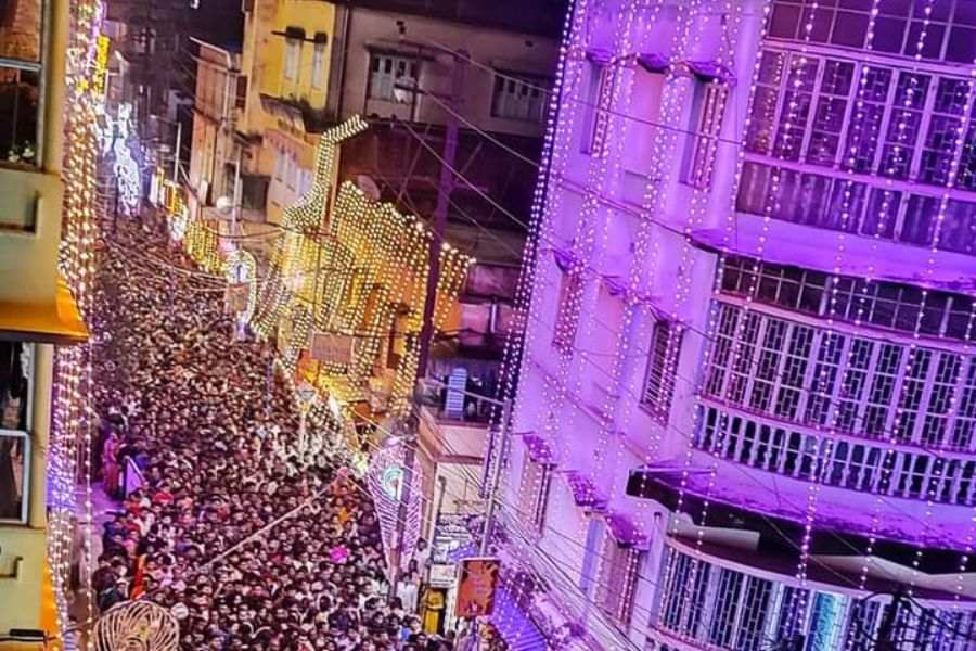 কিন্তু কালীপুজোয় সেই ভিড় গিয়ে পৌঁছয় বারাসতে। কলকাতার দুর্গাপুজোর মতোই কালীপুজোয় এখানকার বড় বড় ক্লাবগুলির মধ্যে চলে সমানে সমানে টক্কর। 