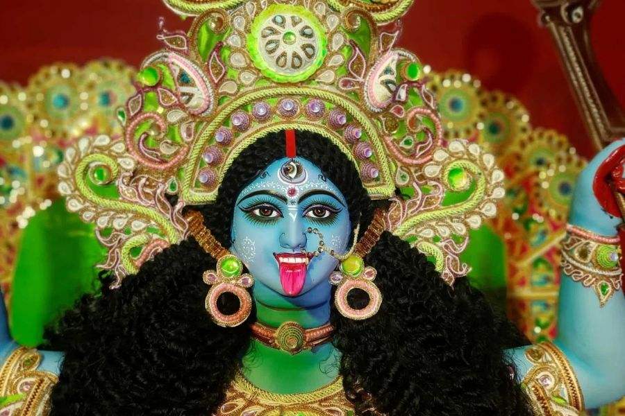 বারাসত পায়োনিয়ার ক্লাবের থিম ‘লক্ষ্য’। ঠিকানা: বারাসত স্টেশন থেকে ৬০০ মিটার। 