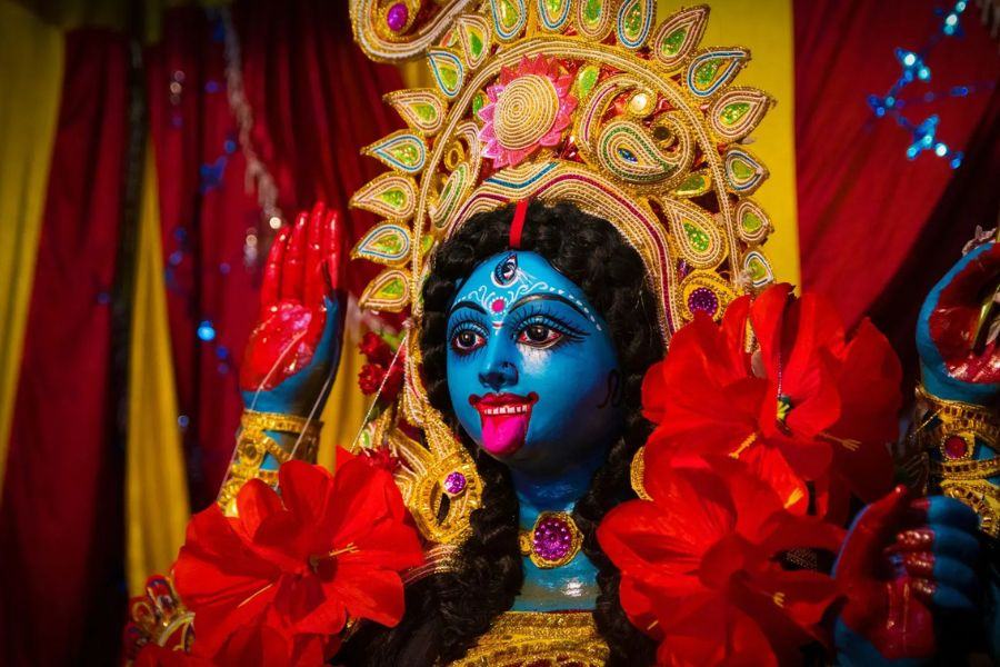 বারাসত সন্ধানী ক্লাবের থিম রাশিয়ার ‘সেন্ট মাইকেল'স ক্যাথিড্রাল’। ঠিকানা: বারাসত স্টেশন থেকে ১.৪ কিমি দক্ষিণ-পশ্চিমে। হেঁটেও যেতে পারেন অথবা যেতে পারেন ই-রিকশায়। 