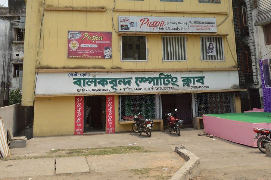 বালক বৃন্দ স্পোর্টিং ক্লাবের থিম অমৃতসরের ‘স্বর্ণমন্দির’। হলুদ আলো এবং কাচের কারুকাজ প্যান্ডেলটিকে অপরূপ করে তুলেছে। প্যান্ডেলের বাইরে মিনা বাজারও তৈরি করা হয়েছে। ঠিকানা: বারাসত স্টেশন থেকে ২.৮ কিমি দক্ষিণ-পূর্বে  এই ক্লাব। 