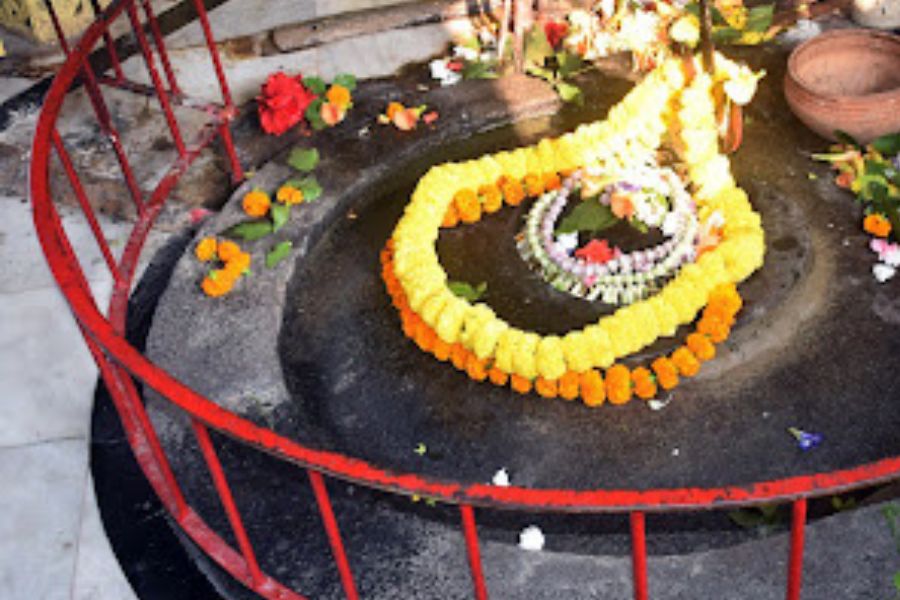 এ রকমই এক মন্দির হল দক্ষিণেশ্বরের বুড়োশিব মন্দির। উত্তর ২৪ পরগনার আড়িয়াদহে এই মন্দিরকে ঘিরে রয়েছে বহু অলৌকিক কাহিনি। 