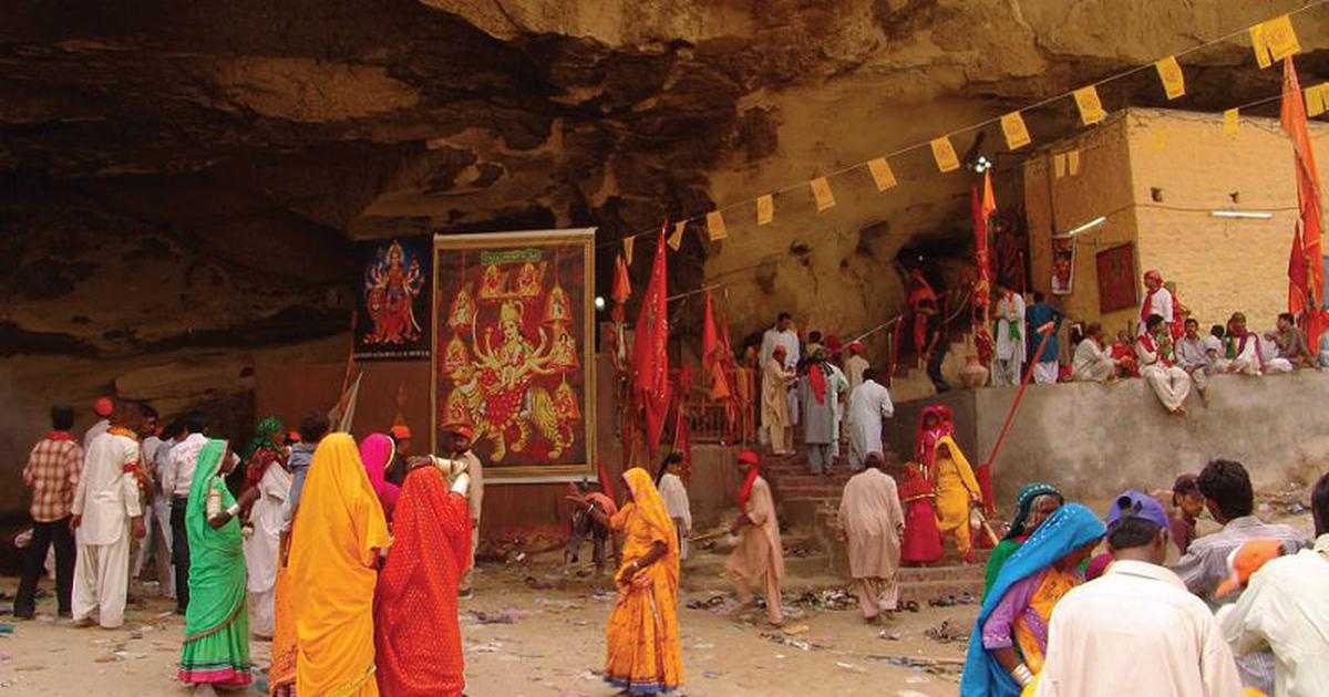 মন্দিরের কাছে আছে একটি কুণ্ড, কুণ্ডের মধ্যে অবিরাম ফুটতে থাকে কাদা মাটি। সেই ফুটন্ত কুণ্ডের কাছে এসে অন্তর থেকে নিজের পাপের কথা বললে নাকি ঘটে পাপমুক্তি। 