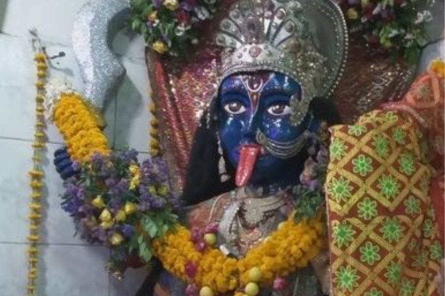 ২। করবীর/সর্করারে- এই হিন্দুতীর্থও পাকিস্তানে। এখানে গেলে বলতে হয় 'জয় কালী করাচিওয়ালি'। করাচির করবীপুর সিন্ধ প্রদেশে পড়ে। এখানে সতীর তিনটি নয়ন পড়েছিল। দেবী এখানে মহিষমর্দিনী রূপে পূজিতা হন। শিবের অধিষ্ঠান ক্রোধীশ নামে।