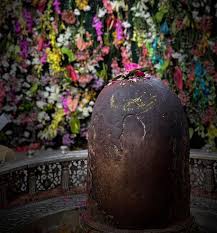 হেস্টিংস তাঁর কর্মীদের তিনি নির্দেশ দেন পাথরের মূর্তিটি তুলে গঙ্গায় ফেলে দিতে। জনশ্রুতি বলে, এই মূর্তিটি যতই খোঁড়া হয়, তার তল পাওয়া যায়নি কিছুতেই। 