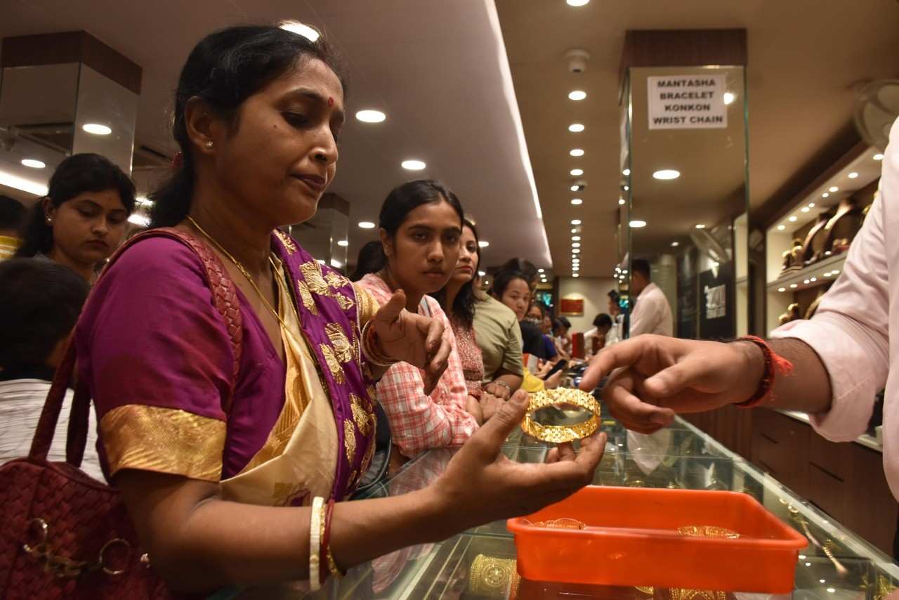 এই বছরের ধনতেরসে সারা দিনে কখন কিনবেন কোন জিনিস? কোন জিনিস কোন সময়ে কিনলে অর্থভাগ্য উপচে পড়বে, জানেন কি? 