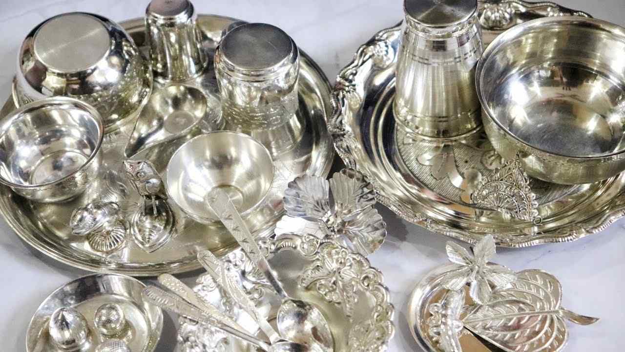 নিয়ম অনুযায়ী ধনতেরসে সোনা, রুপো এবং বাসনপত্র কেনার প্রথাও প্রচলিত রয়েছে। পরিবারে সুখ-সমৃদ্ধি নিশ্চিত করতে এবং দেবী লক্ষ্মীর আশীর্বাদ পেতেই ধনতেরসের ‘শুভ সময়ে’ সোনা কেনেন বহু মানুষ। 