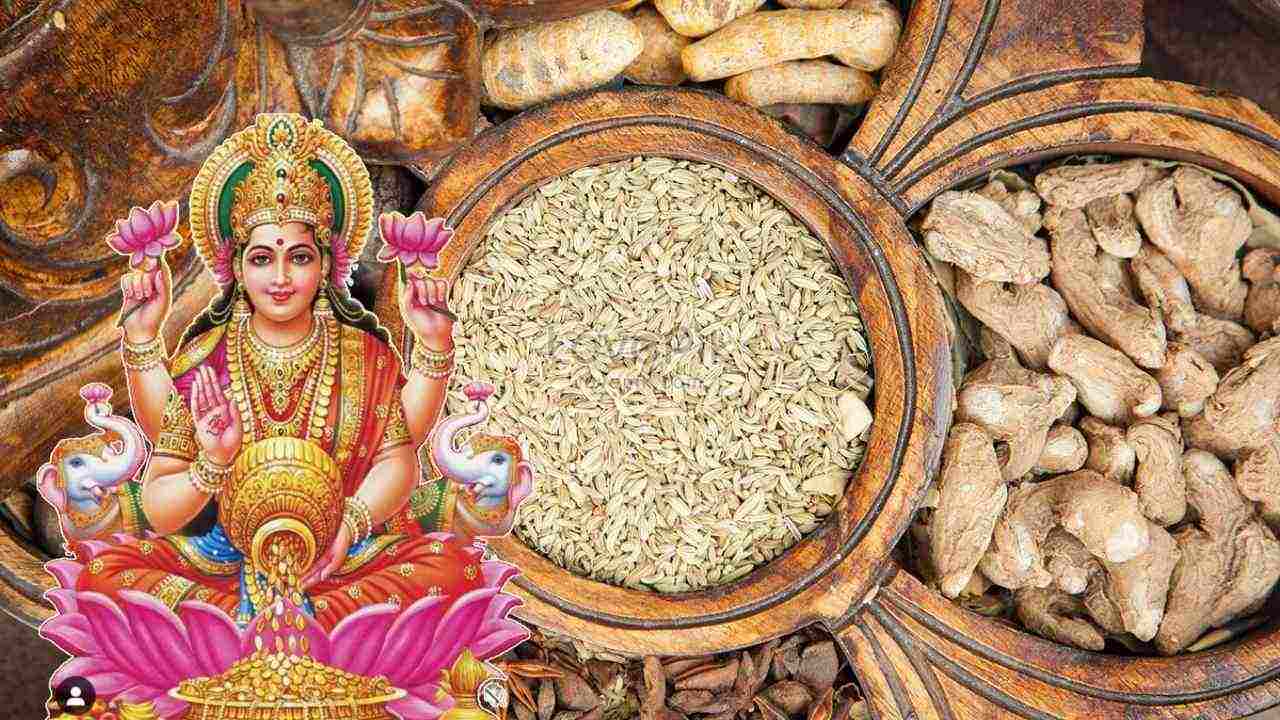 ধনতেরসে ঝাড়ু, ইলেকট্রনিক সামগ্রী এবং গোটা ধনে কেনার রীতিও প্রচলিত রয়েছে। রৌপ্য মুদ্রা, লক্ষ্মী-গণেশমূর্তি ক্রয় করাও এই সময়টায় বিশেষ শুভ বলে মনে করা হয়।