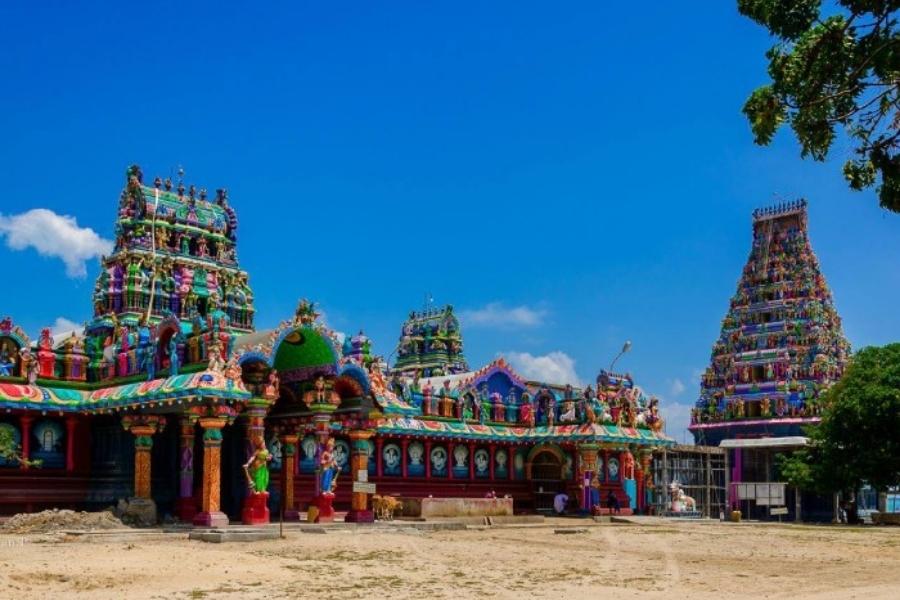 সাধারণ দ্রাবিড় শৈলীতে নির্মিত এই বিশাল মন্দিরটি ষোড়শ শতকে পর্তুগিজদের দ্বারা আংশিকভাবে ধ্বংস হয়েছিল। নতুন মন্দিরটি ১৭২০ সালে নির্মিত হয় এবং ১৭৯০ সাল পর্যন্ত এটি সম্প্রসারিত হতে থাকে। 